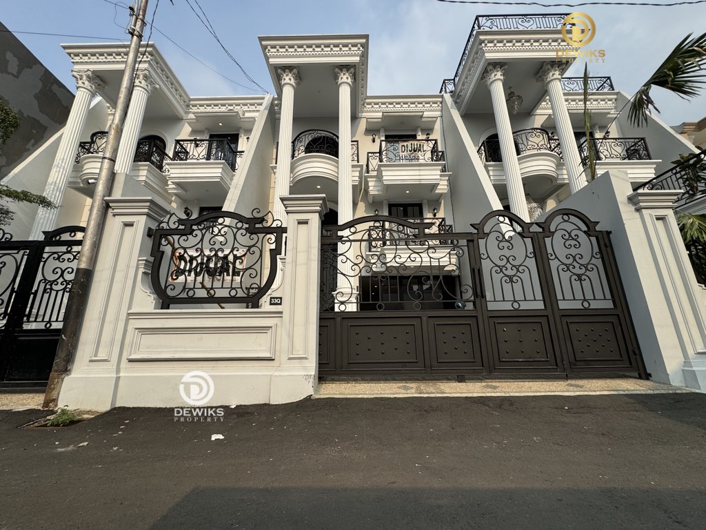 Rumah di Jagakarsa Jakarta Selatan fasilitas kolam renang pribadi