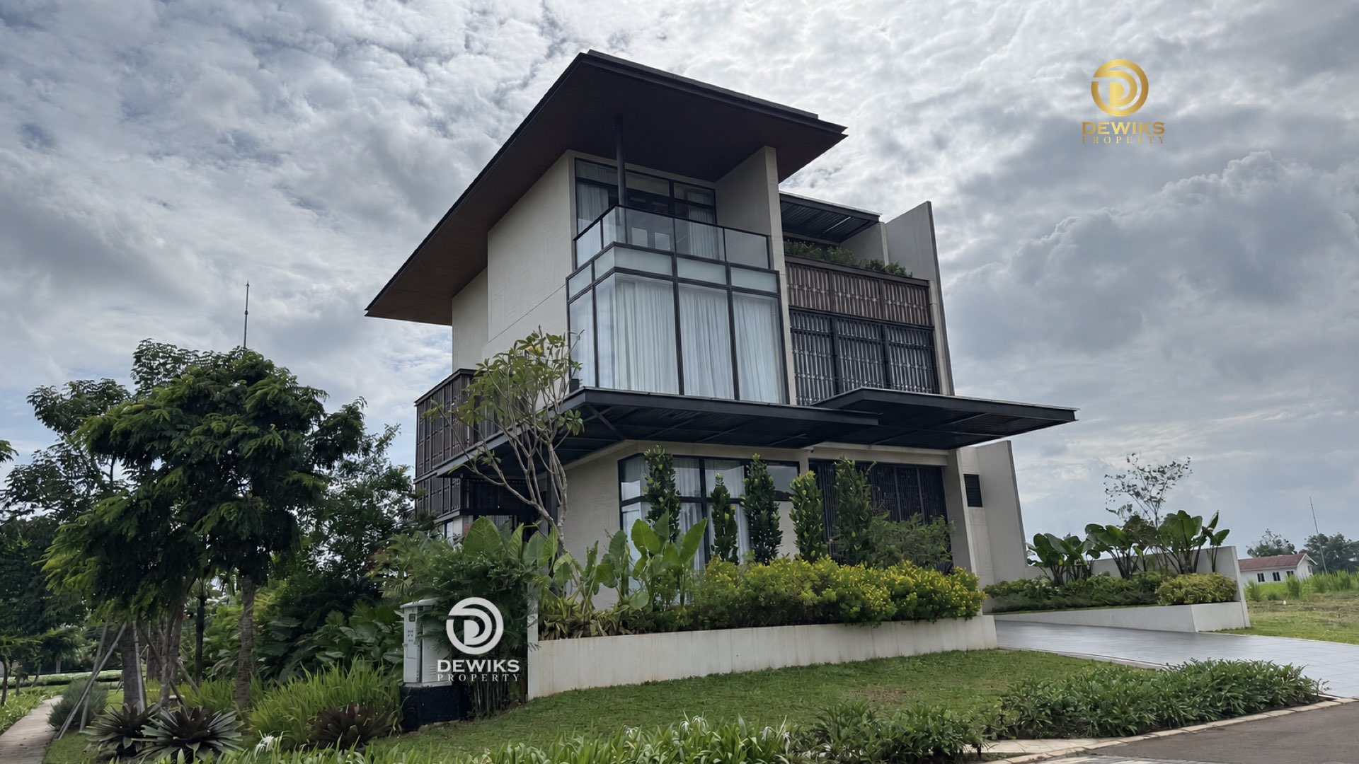 Rumah Privat Lift di Emeralda Golf Cimanggis Kota Depok
